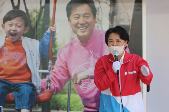 윤희숙 국민의힘 의원이 지난 3월30일 오후 서울 영등포역 앞에서 열린 오세훈 서울시장 보궐선거 후보 집중유세에서 지지연설을 하고 있다.[사진=연합뉴스]